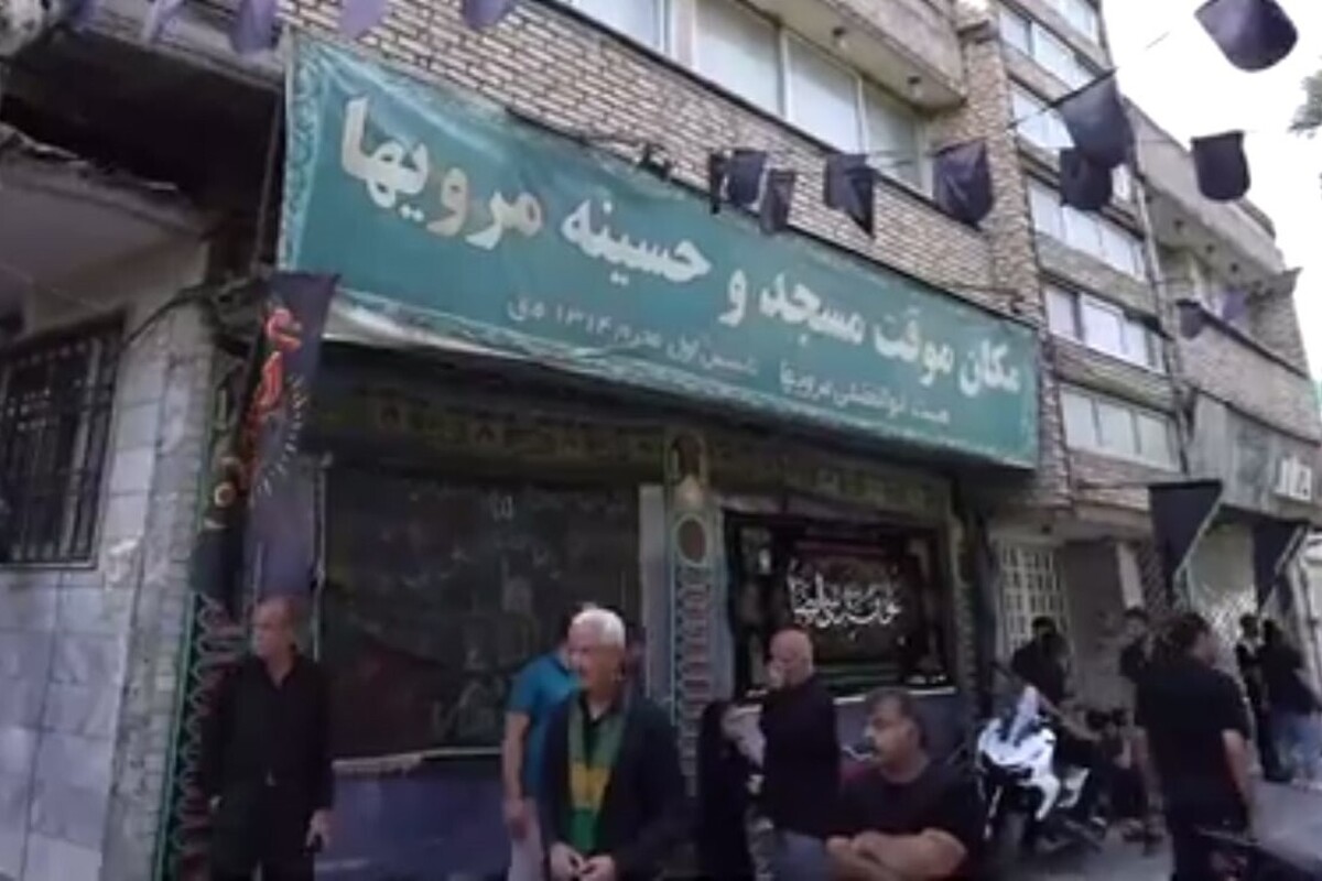 نفس به نفس، سینه به سینه، نسل به نسل. این عشق حسین این علی (ع) است که تازه می‌ماند. 
این غم اوست که هیچ‌گاه سرد نمی‌شود. این عشق سیدالشهدا است که ما را دور یکدیگر جمع می‌کند.
هیئت متحده ابوالفضلی مروی‌های مشهد نمونه واضحی از این رخ داد است. از اینکه نسل‌ها در پی یکدیگر می‌آیند و می‌روند و این محبت سالار شهیدان کربلاست که در همه اعصار جاری است.
هیئت متحده ابوالفضلی مروی‌ها، که در محله تپل‌محله واقع شده صد سال است روز ۹ محرم الحرام به سر و سینه می‌زنند و مظلومیت شهدای کربلا را فریاد می‌زنند.