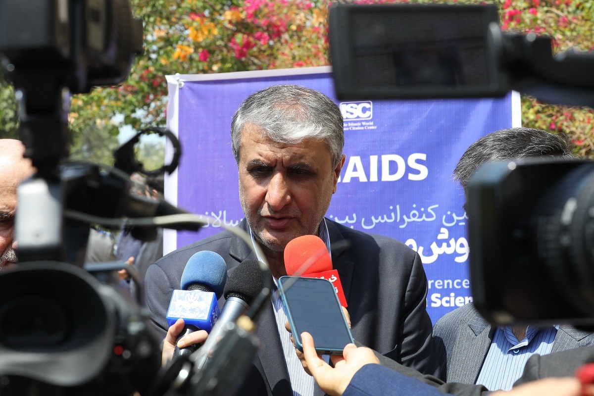 محمد اسلامی، رئیس سازمان انرژی اتمی ایران گفت: دشمن فکر می‌کند با بمباران و زدن ساختمان و تاسیسات می‌تواند پیشرفت ملت ما را متوقف کند که کور خوانده و این آرزو را به گور خواهد برد. همکاران ما فوق العاده مومن و خیلی مصمم‌تر از قبل هستند تا آنچه را که برای استقلال و منافع ملی کشور مورد نیاز بوده و نیاز مبرم مردم هست با جدیت انجام بدهند.