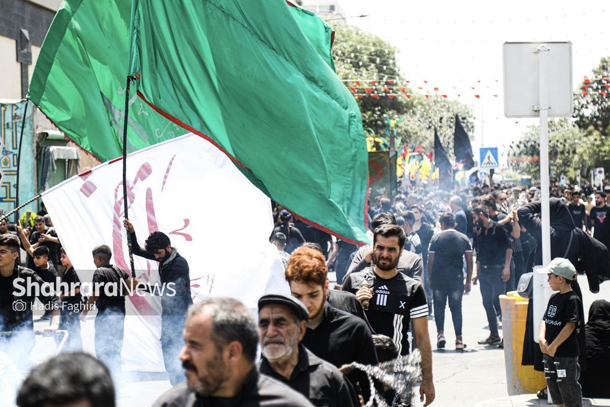 تجسم عینی حب الحسین یجمعنا را می‌توان در این روز‌ها بخوبی مشاهده کرد. 
ده‌ها نفر از مداحان و میان‌دار‌ها و عَلَم‌کِش‌ها و پیرغلامان ده‌ها هیئت مذهبی مشهد محفلی برای خود دارند. محفلی که در آن دور هم می‌نشینند و روضه می‌خوانند و اشک می‌ریزند در سوگ سید و سرورشان.
آنها دهه اول محرم تلاش کردند تا بساط سوگواری را برای عزاداران حسینی مهیا کنند، حالا نوبت خودشان رسیده. در این کار مهم نزدیک به چهل هیئت از سراسر مشهد هرچه دارند را می‌آورند و به عزاداری می‌پردازند.
سال‌هاست هیئت جان‌نثاران حسینی میزبان این مراسم عزاداری است.