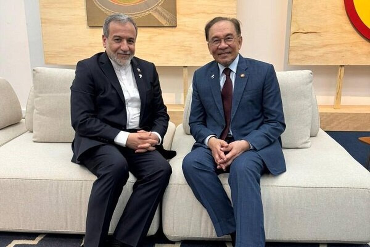 وزیر امور خارجه کشورمان در حاشیه اجلاس سران کشور‌های بریکس در برزیل، با انور ابراهیم، نخست‌وزیر مالزی، دیدار و گفت‌و‌گو کرد.