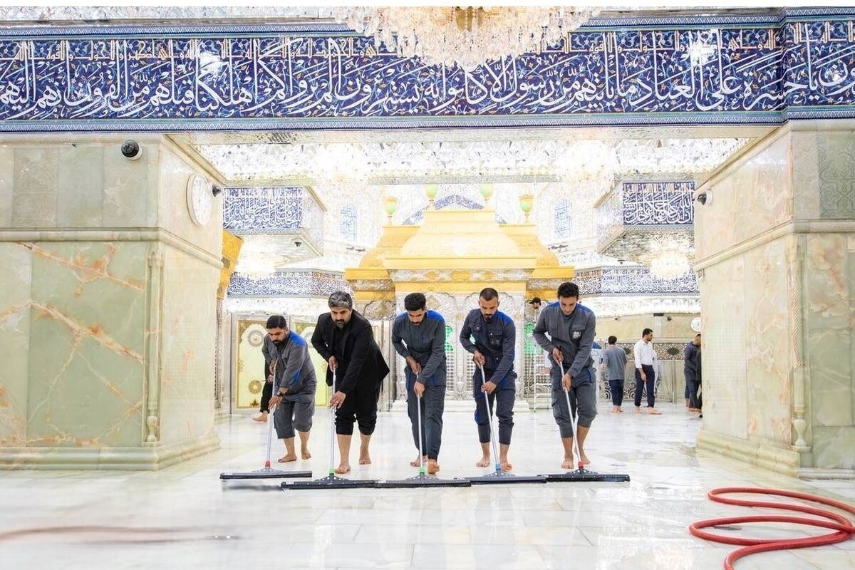 با پایان مراسم دهه اول محرم و عزاداری عاشورا، حرم‌ها برای حضور پرشور زائران شست‌وشو و آماده شد.