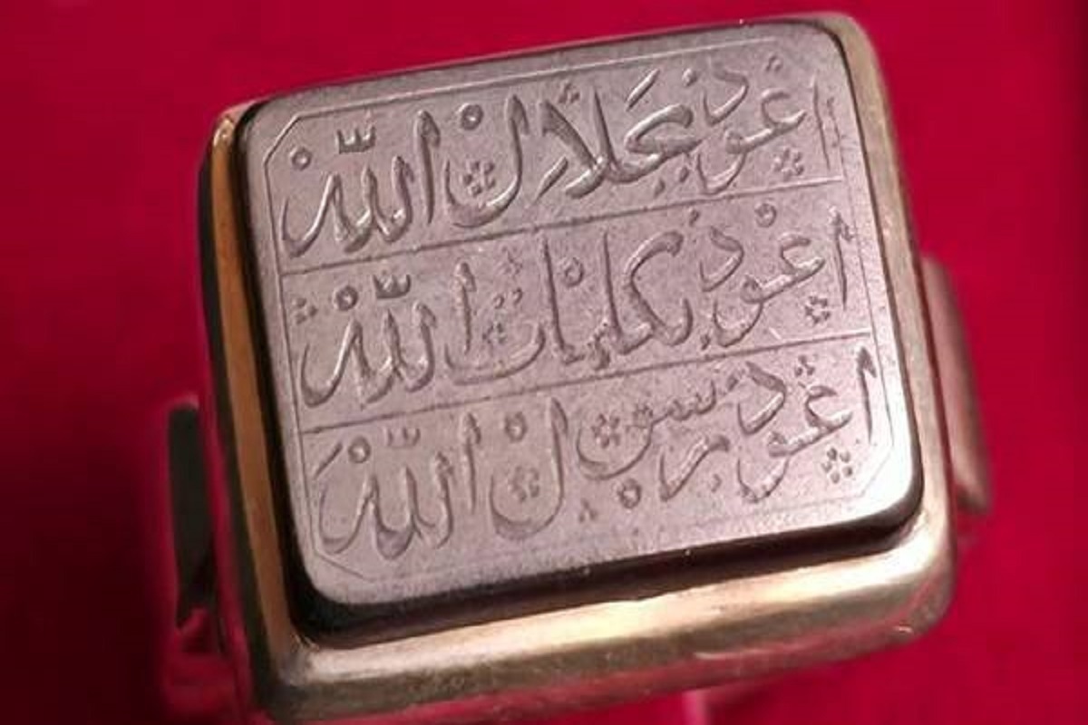 انگشتر حدید سردار شهید حاجی‌زاده به فرمانده نیروی هوافضای سپاه اهدا شد.