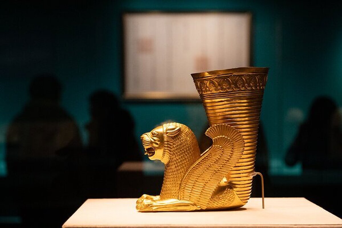 پس از طرح پرسش درباره سرانجام آثار تاریخی فرستاده‌شده از ایران به چین و ابهام در استرداد آنها به کشور، رئیس کل موزه ملی ایران، گفت: نمایشگاه «شکوه ایران باستان» پس از ۱۵ ماه نمایش در سه موزه‌ مختلف کشور چین به کار خود پایان داد و بامداد روز جمعه اول فروردین۱۴۰۴، به کشور بازگردانده شده است.