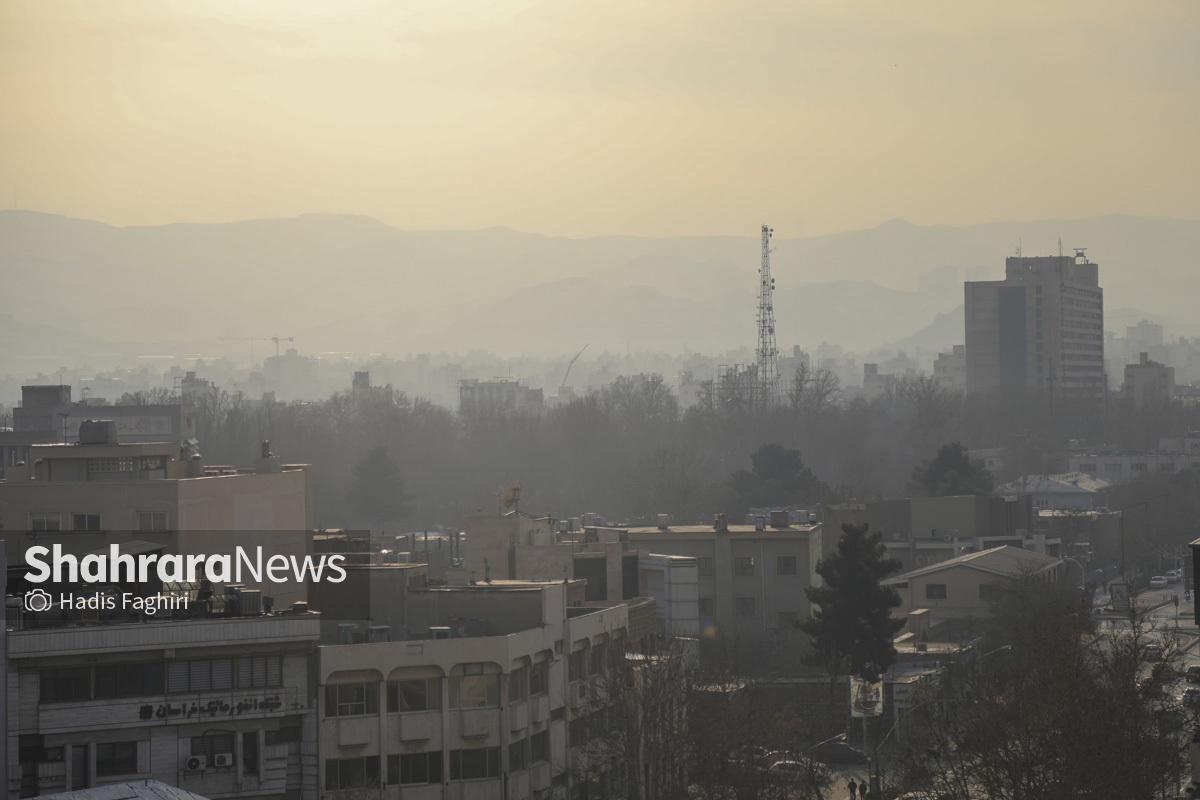 عضو کمیسیون بهداشت مجلس با انتقاد از اینکه آلودگی هوا به موضوعی عادی تبدیل شده و عدم یکپارچگی دستگاه‌ها در اجرای قانون هوای پاک، سلامت مردم را تهدید می‌کند، گفت: اغلب ریزگرد‌ها قطر کمتر از ۱۰ میکرون دارند بنابراین میزان مراجعات مردم به مراکز درمانی به دلیل علائم تنفسی مانند خشکی گلو، گلودرد، تنگی نفس، سوزش چشم و تشدید بیماری‌های قلبی و ریوی افزایش چشمگیری یافته است.