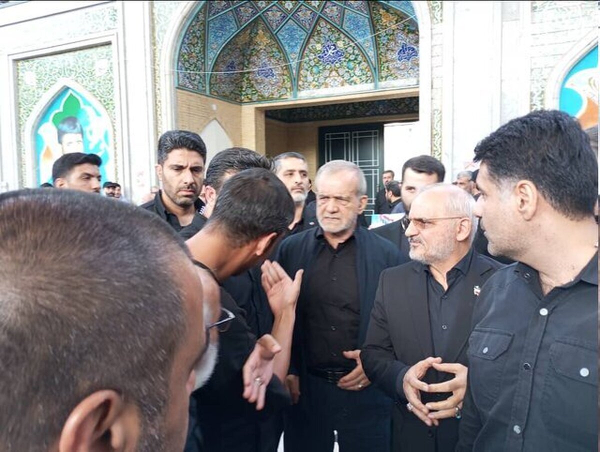 رئیس جمهور کشورمان در مراسم گرامیداشت فرماندهان شهید قرارگاه مرکزی خاتم الانبیاء حاضر شد.