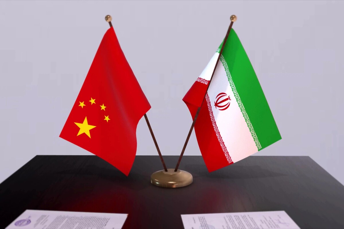 سفارت چین در اسرائیل گزارشی مبنی بر انتقال تجهیزات تولید موشک یا سیستم‌های دفاع هوایی به ایران را رد کرد. این سفارت تأکید کرد که چین قاطعانه با گسترش سلاح‌های کشتار جمعی مخالف است و هرگز به کشور‌های درگیر در جنگ سلاح صادر نمی‌کند.