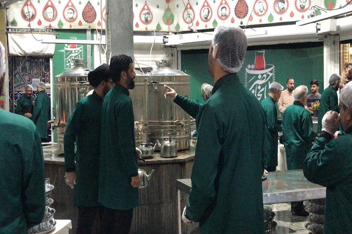 خادمان چایخانه حضرت رضا(ع) در حاشیه خدمت‌رسانی به زائران، با اجرای مراسم نوحه‌خوانی و سینه‌زنی، فضای حرم رضوی را معطر به نغمه‌های حسینی کردند.