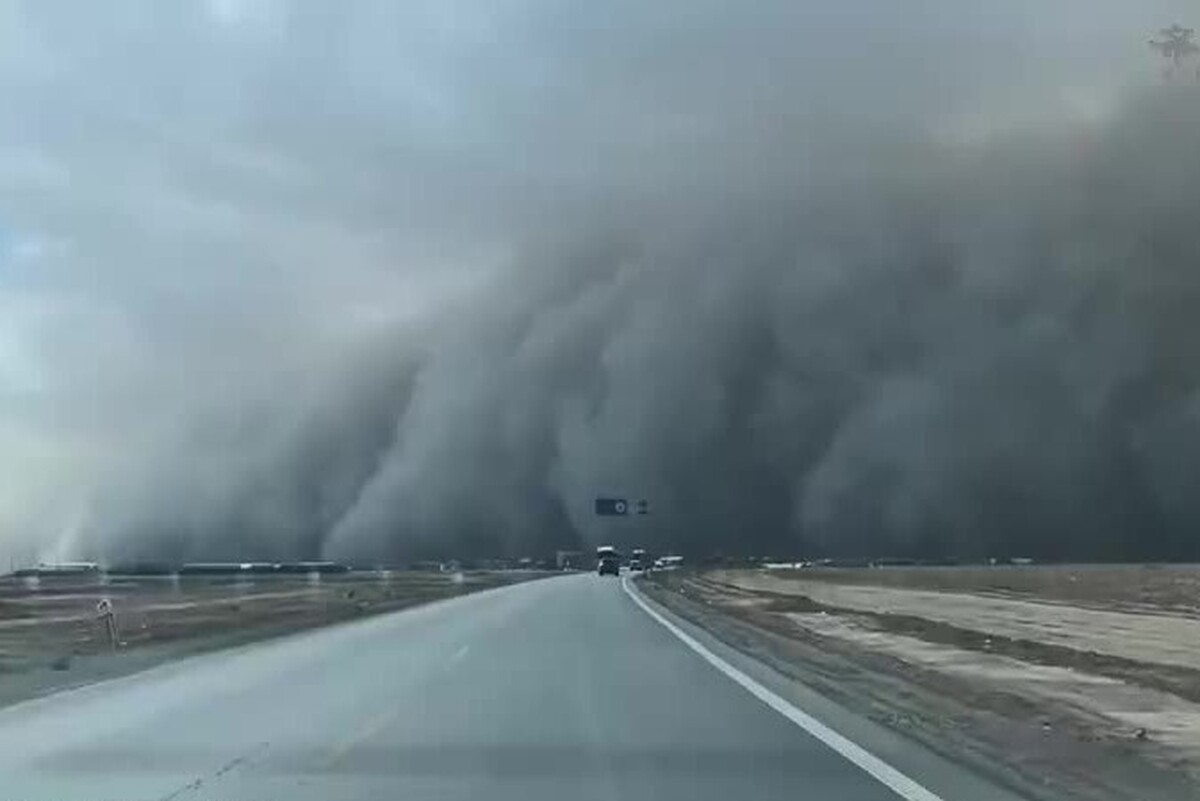 یک طوفان شن گسترده بخش‌هایی از استان چینگهای در شمال‌غرب چین را درنوردید و باعث کاهش دید افقی، اختلال در تردد و هشدارهای هواشناسی شد.
