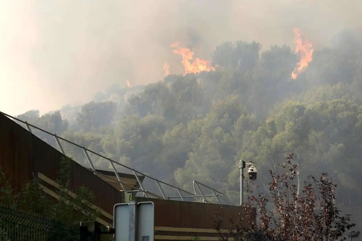 با نزدیک شدن آتش‌سوزی به مارسی، فرودگاه دومین شهر بزرگ فرانسه تعطیل و دست‌کم ۴۰۰ نفر خانه‌های خود را تخلیه کردند. وزش باد، باعث تقویت شعله‌های آتش و افزایش سرعت گسترش آن‌ها شده و تا کنون بیش از ۱۰۰ نفر در آتش‌سوزی جنگلی که به سرعت به سمت شهر مارسی در جنوب فرانسه در حال گسترش است، زخمی شده‌اند.