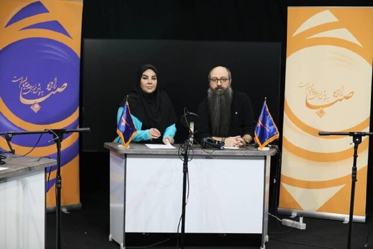 برنامه رادیویی «لاف باف» به اطلاع‌رسانی اخبار روز در فضایی شاد و طنزآمیز می‌پردازد.