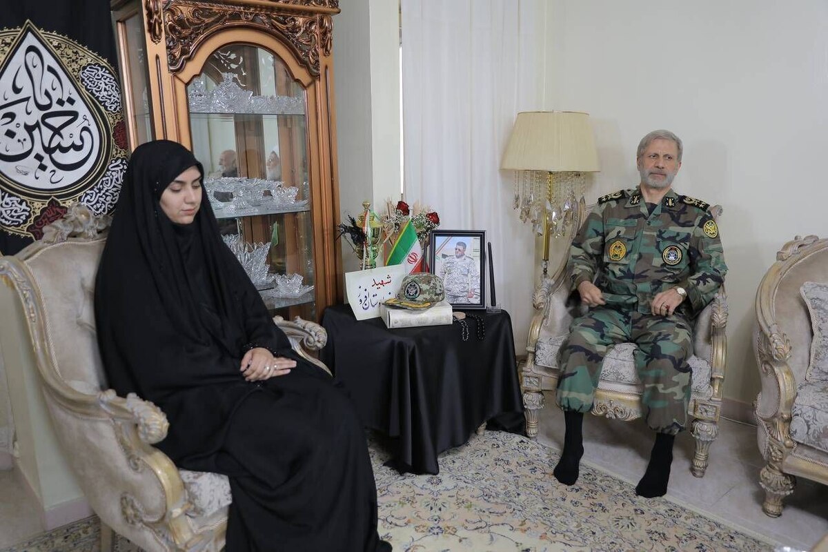 فرمانده کل ارتش،در دیدار با خانواده شهید مدافع وطن، سرهنگ «علیرضا بوستان‌افروز»، گفت: دشمن‌ فکرهای شومی برای ملت و نظام اسلامی در سر داشت که تمامی این افکار و نیات، با خون‌ پاک و فداکاری شهدا خنثی‌ و دشمن در راهبرد دچار شکست مفتضحانه ای شد.