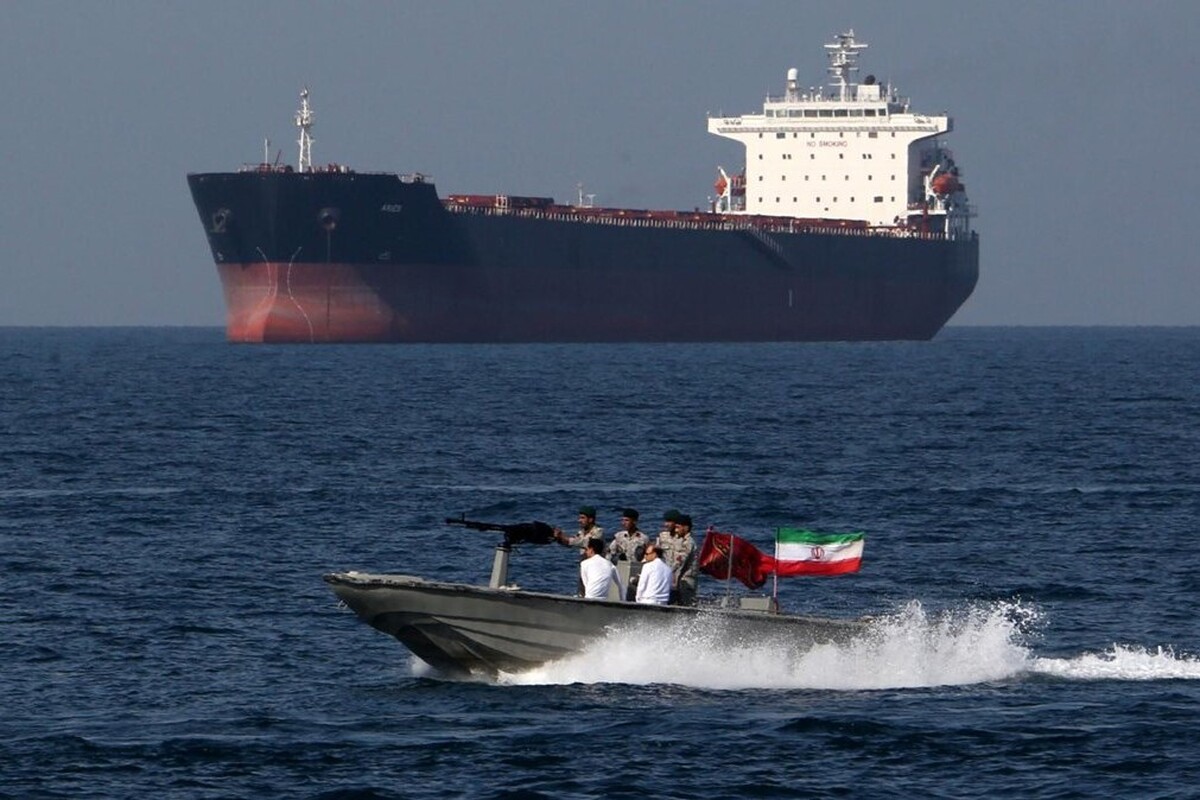 دو ابرنفتکش روز گذشته با تداوم نگرانی‌ها از بسته شدن تنگه هرمز مسیر خود را تغییر دارند و از تنگه خارج شدند.