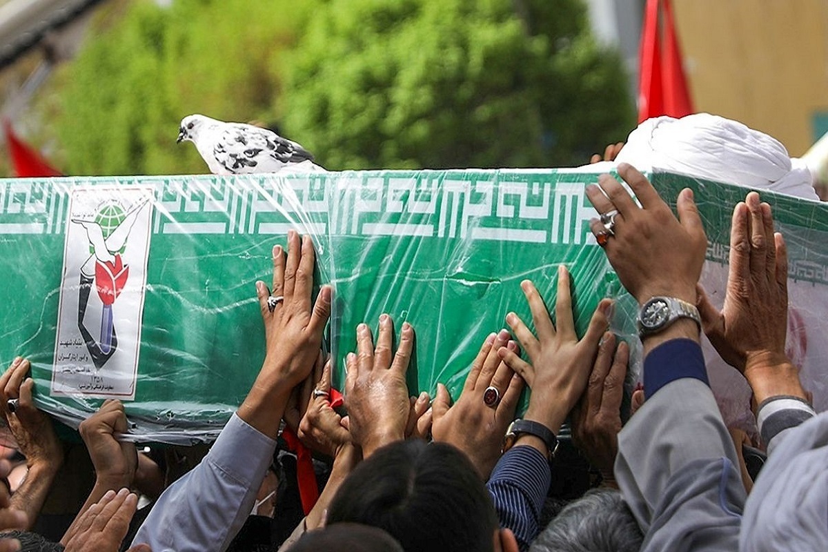 روابط عمومی سپاه الغدیر یزد از شهادت ۱۰ نفر از پاسداران و سربازان وظیفه در حمله اسرائیل به استان یزد خبر داد.