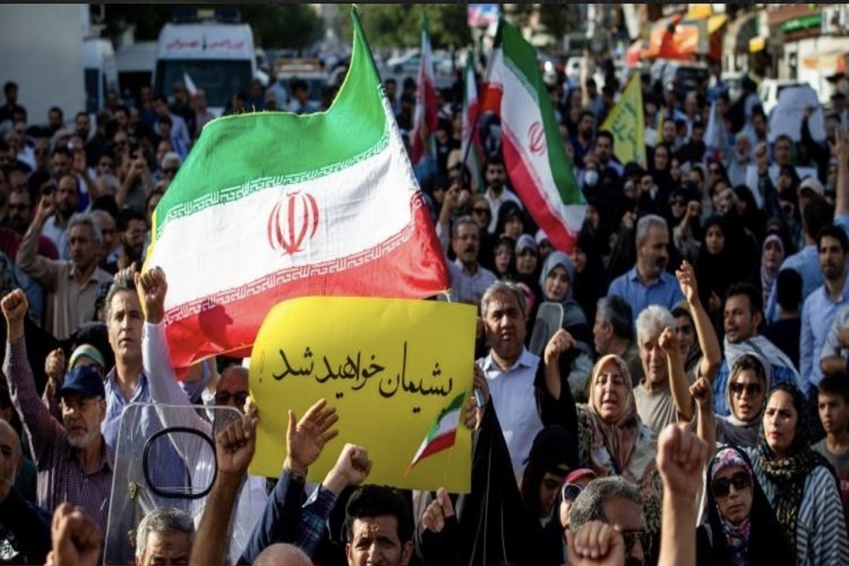 نماهنگ حماسی «ایران ذوالفقار علی(ع)» با نوای محمد اسداللهی منتشر شد.