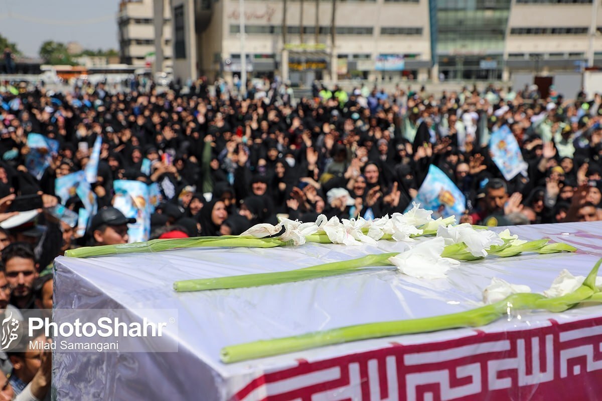 صبح امروز با حضور مردم، پیکر مطهر هفت شهید اهوازی در پی تجاوژ رژیم صهیونیستی، تشییع شد.