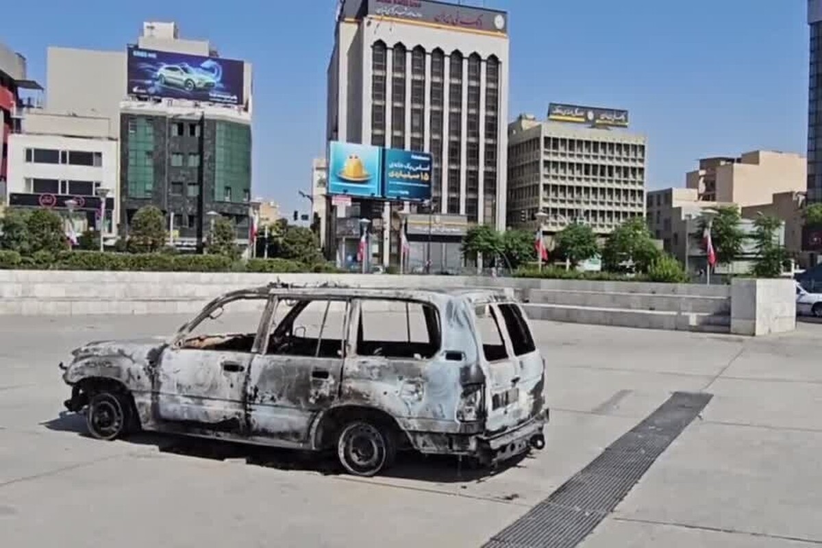 چند روز پس از حمله به آمبولانس هلال احمر در خیابان‌ تهران، مردم با تجمعی احساسی و گذاشتن گل بر روی این خودروی آسیب‌دیده، به آن ادای احترام کردند. این مراسم سوگواری نمادی از همدلی و اعتراض نسبت به حمله‌ای است که امدادگران بی‌گناه را هدف قرار داد و بار دیگر چشم‌ها را به سوی نقض حقوق بشر و امنیت شهروندان معطوف کرد.
