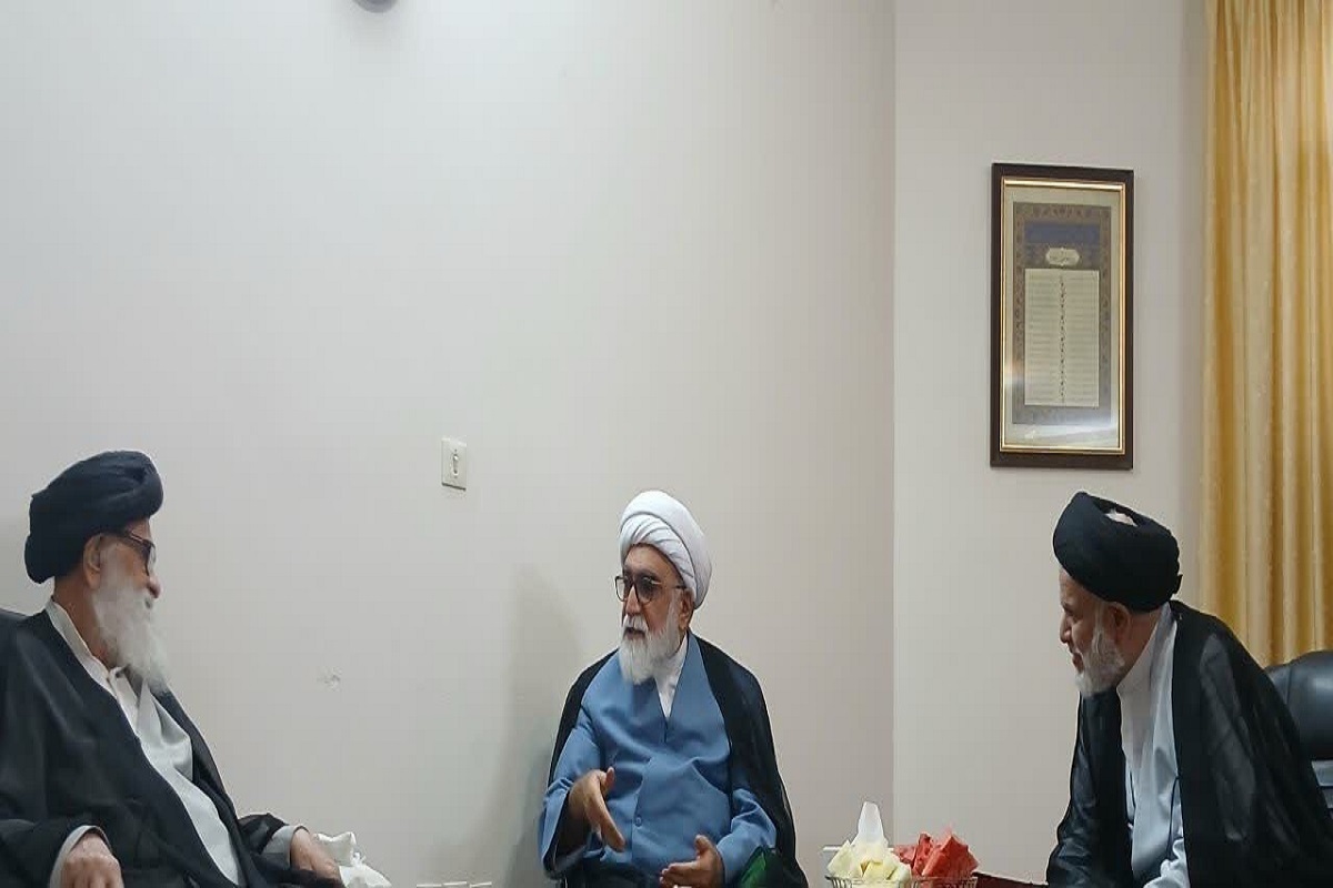 در دیداری صمیمی میان آیت‌الله احمد مروی، تولیت آستان قدس رضوی و آیت‌الله مرتضوی، فقیه برجسته حوزه علمیه مشهد، بر اهمیت دعا و پاسداری از امنیت کشور اسلامی تأکید شد.