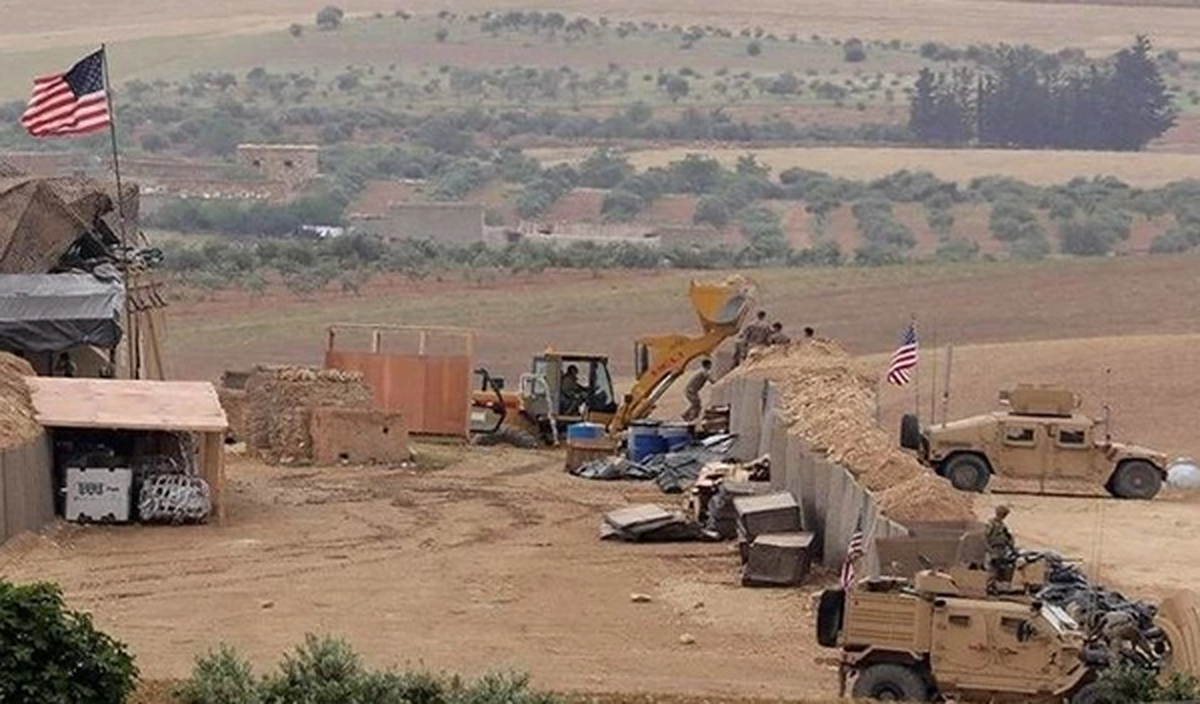 منابع مطلع گفتند: عوامل ناشناس به نیروهای آمریکایی مستقر در یک پایگاه در شمال شرق سوریه حمله کرده‌اند.