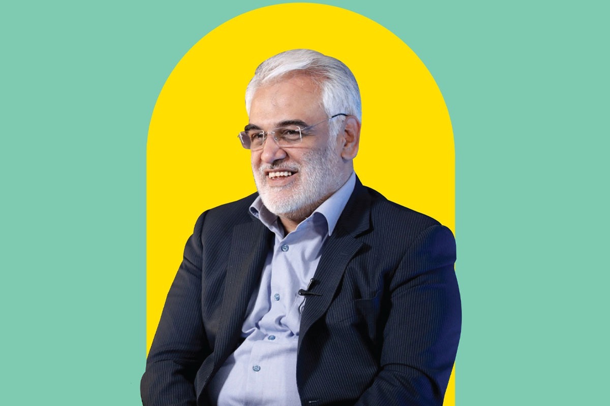 هوا هنوز بوی شب می‌دهد که صدای انفجاری مهیب، خواب ساکنان محله‌ای را می‌پراند. خانه‌ای مورد تجاوز تروریستی قرار می‌گیرد و «محمدمهدی طهرانچی» در پنجاه‌ونه‌سالگی به شهادت می‌رسد. 