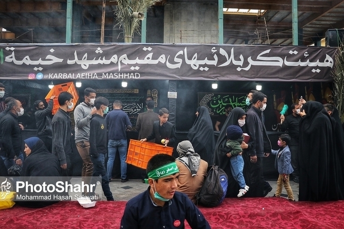 زیر پرچم اباعبدالله(ع)، ملت امام حسین(ع) از همیشه آماده‌تر هستند. مردان و زنان مشهدالرضا هم برای میزبانی از ماه محرم و حفظ این پرچم می‌کوشند. این رسم، هرساله، در کوچه و محله‌های مختلف این شهر برقرار است.