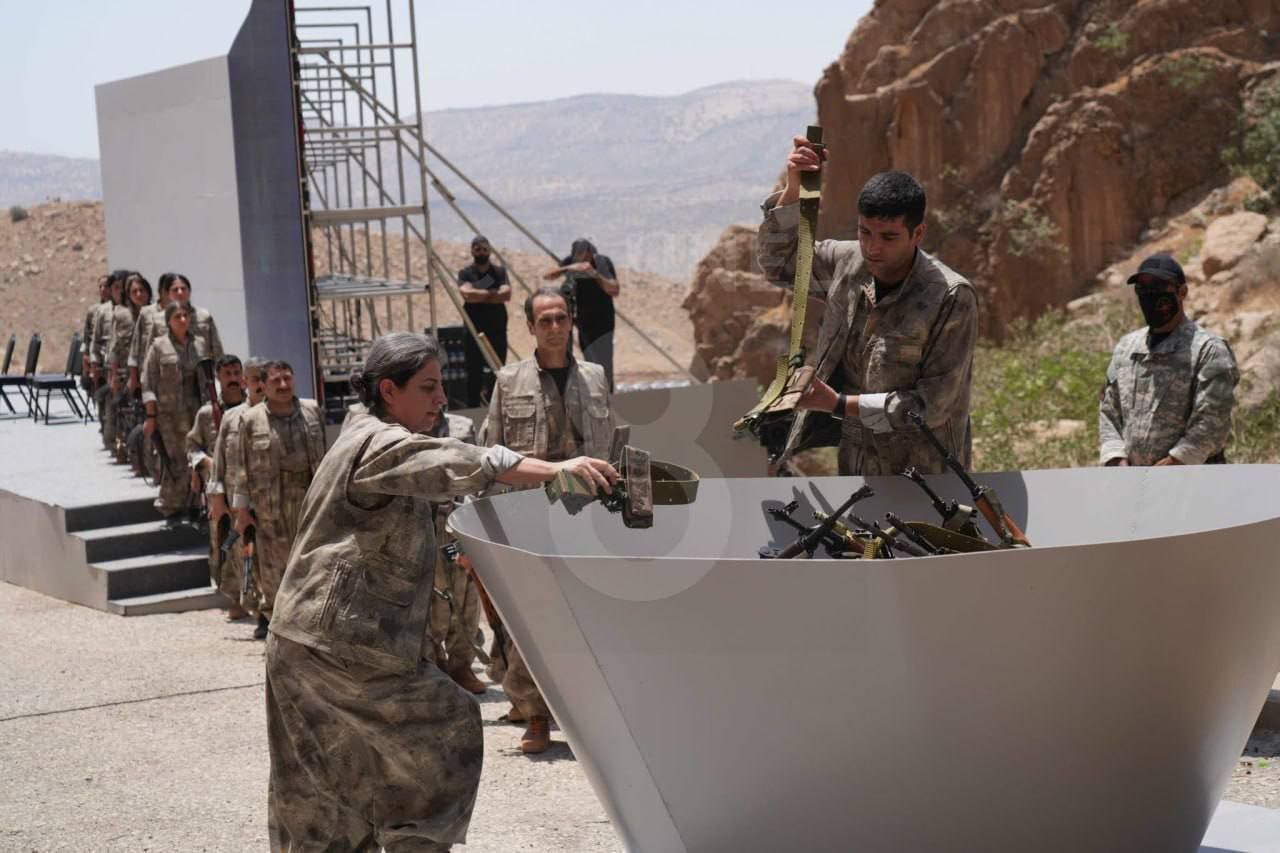 اولین تصاویر از عناصر پ.ک.ک در حال امحای سلاح‌هایشان