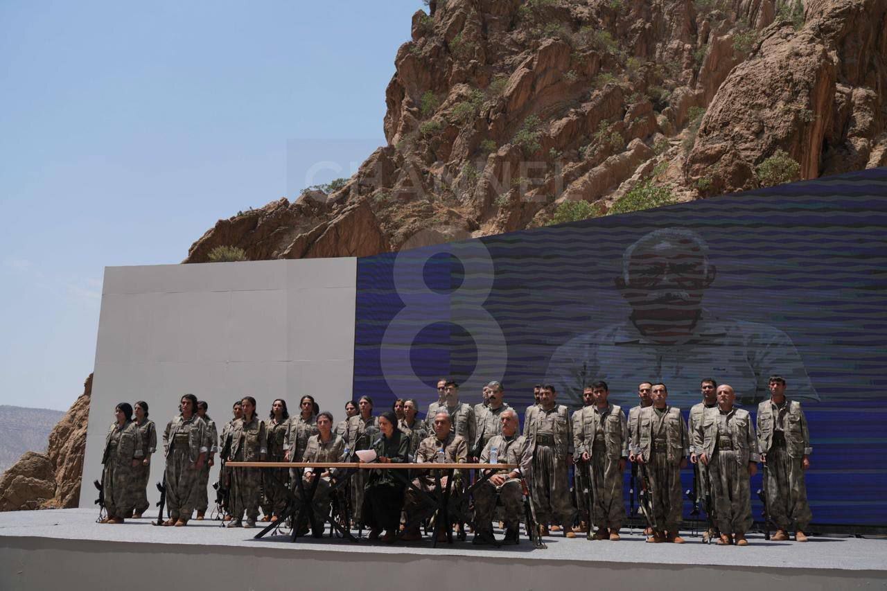 اولین تصاویر از عناصر پ.ک.ک در حال امحای سلاح‌هایشان