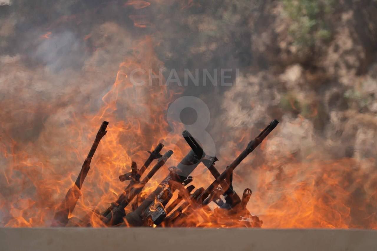 اولین تصاویر از عناصر پ.ک.ک در حال امحای سلاح‌هایشان