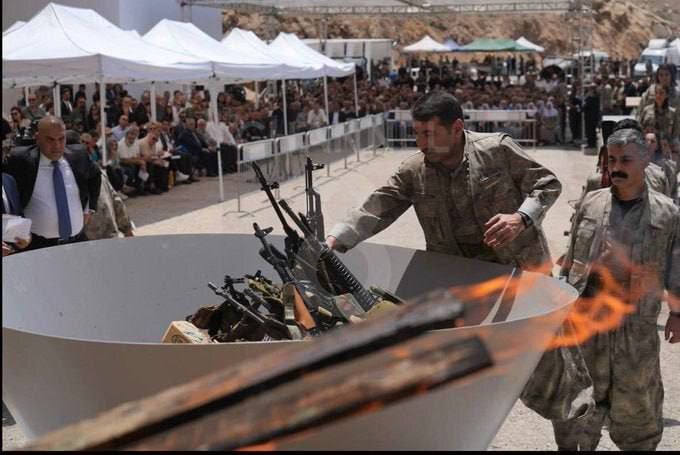 اولین تصاویر از عناصر پ.ک.ک در حال امحای سلاح‌هایشان