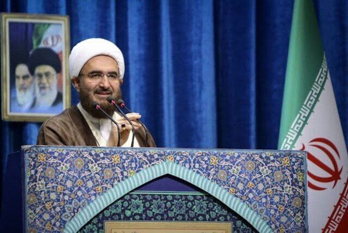 حجت‌الاسلام والمسلمین محمد جواد حاج علی اکبری، امام جمعه تهران، گفت: به رئیس کله پوک آمریکایی می‌گویم بلایی سرتان می‌آید که برای همیشه گورتان را گم کنید.