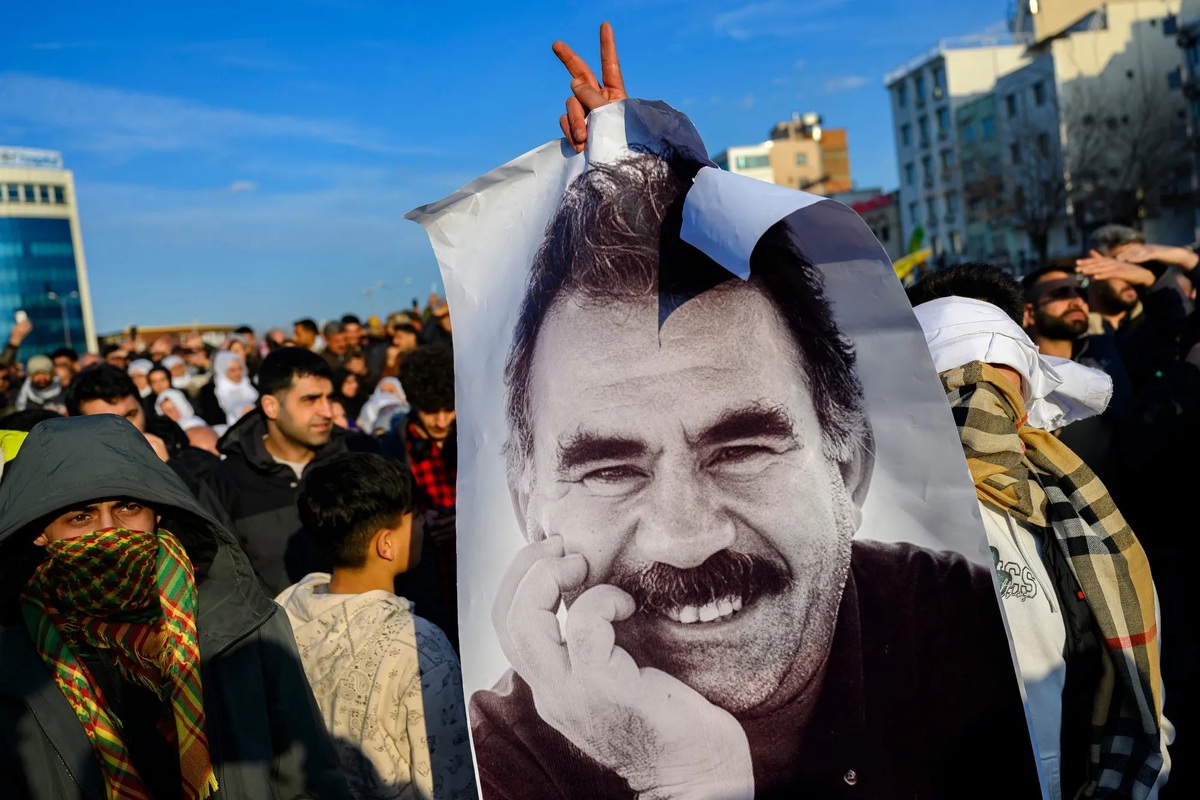 «پارتی کریکارانی کوردستان» یا «پ.ک.ک.»، که پیش‌تر از تصمیم خود برای کنارگذاشتن مبارزهٔ مسلحانه خبر داده بود، امروز (۱۱ ژوئیه)، رسماً این کار را آغاز کرد. در ادامه، ایدئولوژی و نحوهٔ شکل‌گیری و فعالیت‌ها و انحلال این حزب را مرور کرده‌ایم.
