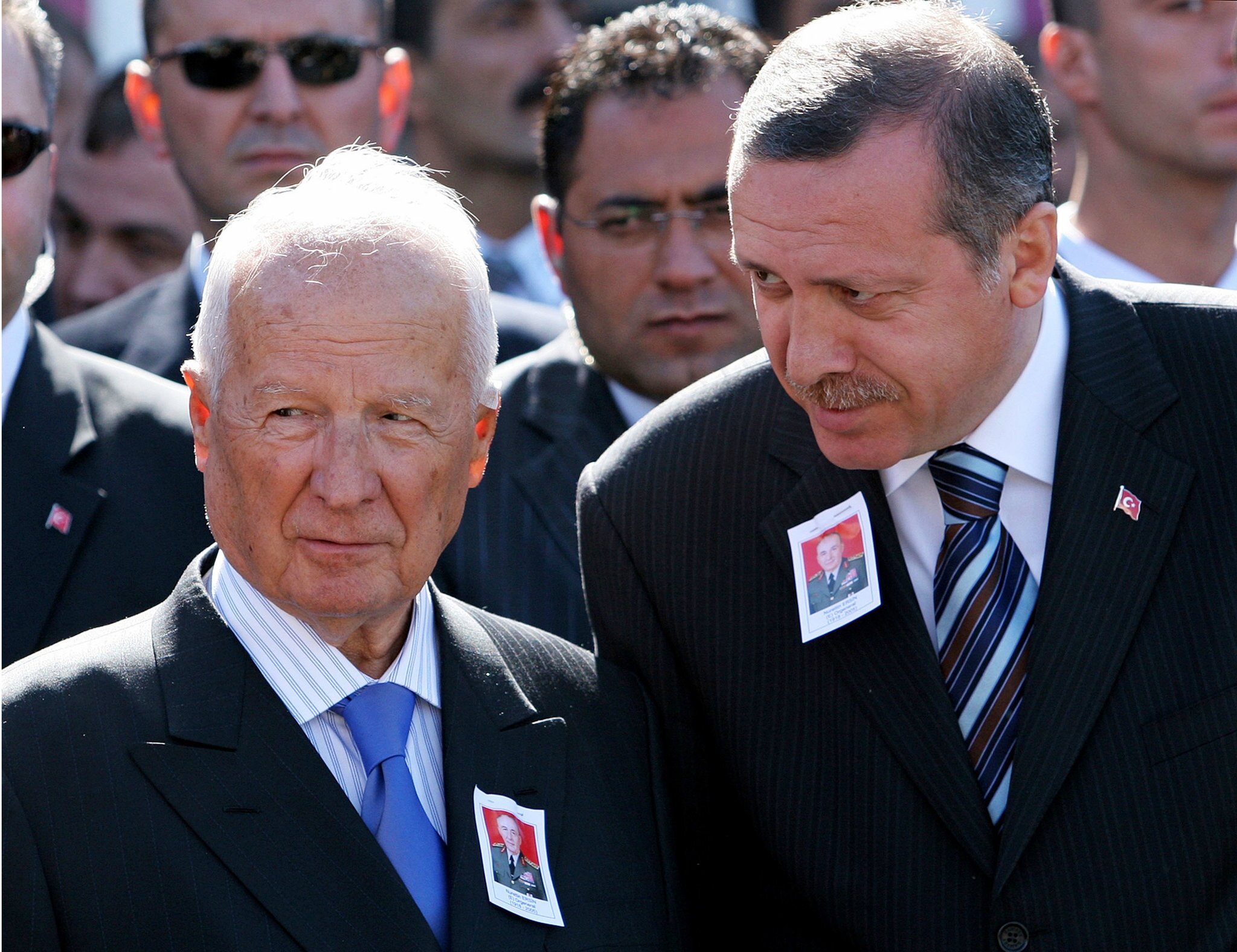 کنان اِورن (دست چپ) در کنار رجب طیب اردوغان. اورن مسئول کودتای نظامی ۱۲ سپتامبر ۱۹۸۰ در ترکیه بود که به ریاستجمهوری خود او انجامید. او اصل قومیت کُرد را انکار میکرد. همهچیز دربارهٔ «پ.ک.ک.»، حزب کارگران کردستان