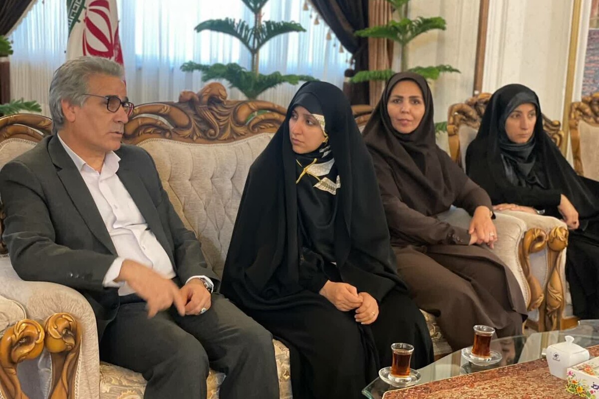 معاون رئیس‌جمهور در امور زنان و خانواده، عصر امروز وارد مشهد شد تا فردا با سفر به نقطه صفر مرزی، روند خروج اتباع افغانستانی را از نزدیک بررسی کند.