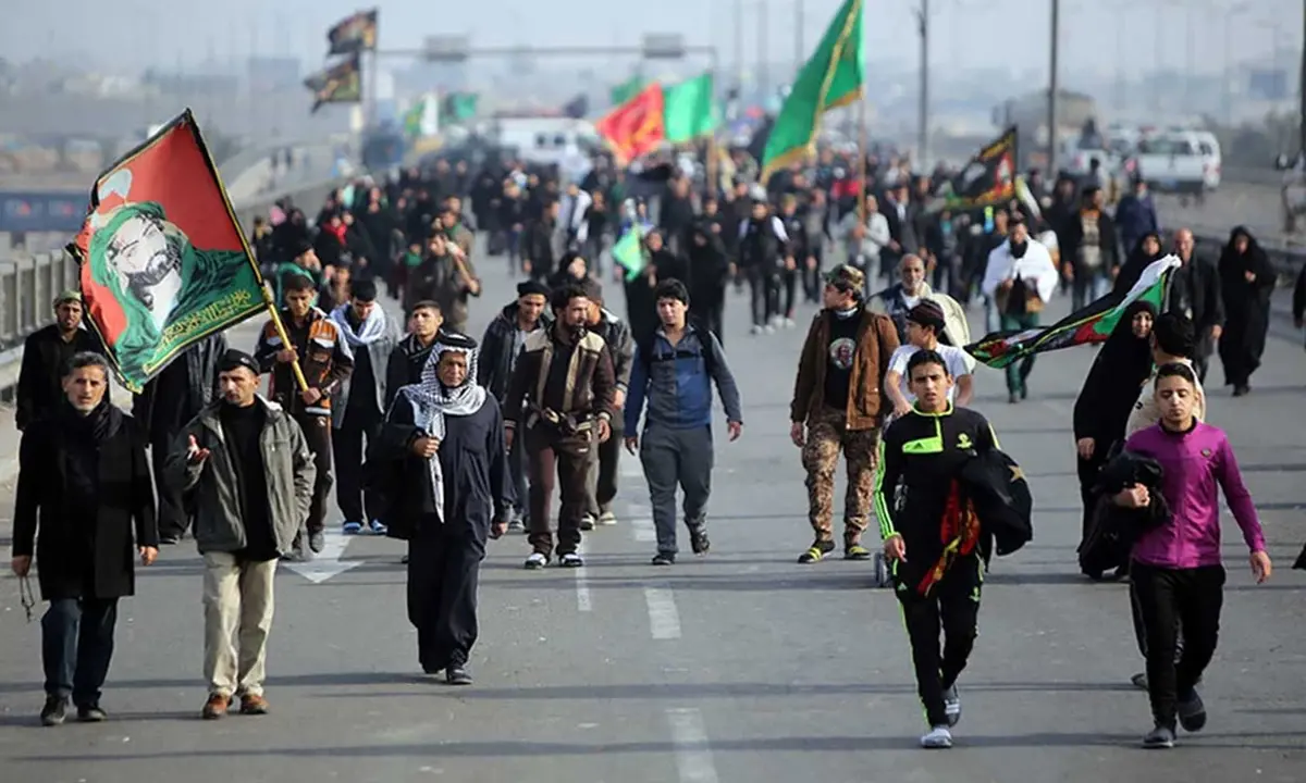 زائران سیدالشهدا(ع) از جنوب عراق با پای برهنه در آب اروند و پرچم «یاحسین» بر دوش، نخستین گام‌های پیاده‌روی اربعین را در مسیر «البحر الی النحر» برداشتند تا از ساحل فاو به‌سوی کربلا راهی شوند.