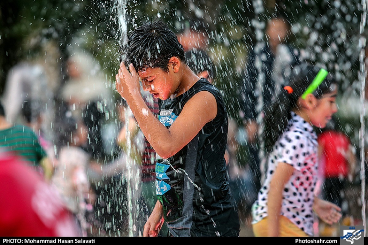  بازی با بچه‌های هم سن و سال، بهترین کار برای پرکردن اوقات فراغت است؛ کودکان و نوجوانان همسایه را که مطمئن هستند، شناسایی کنید و در هفته یک یا ۲بار بچه‌ها را به بازی‌های گروهی فکری و حرکتی داخل خانه یا بوستان‌های اطراف خانه دعوت کنید. همچنین می‌توانید مراکزی که برای این کار طراحی شده را پیدا کنید تا فرزندتان با گروه همسالان خود معاشرت بهتری داشته باشد. 