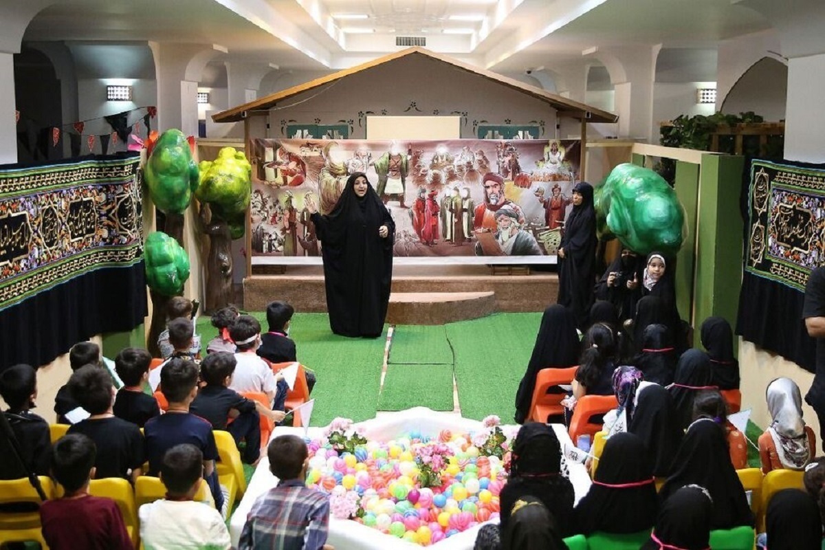 رئیس اداره امور پایگاه‌ها و نخبگان حرم مطهر رضوی گفت: هم‌زمان با دهه اول محرم ۱۴۰۴، ویژه‌برنامه پرده‌خوانی واقعه عاشورا با عنوان «روایت عاشقی»، ویژه نوجوانان، در حرم مطهر رضوی اجرا شد.