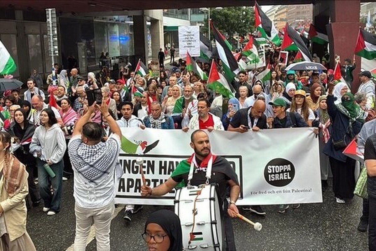 صد‌ها نفر در سوئد، در اعتراض به سکوت دولت این کشور در قبال جنایات جنگی رژیم صهیونیستی در نوار غزه تظاهرات کردند.
