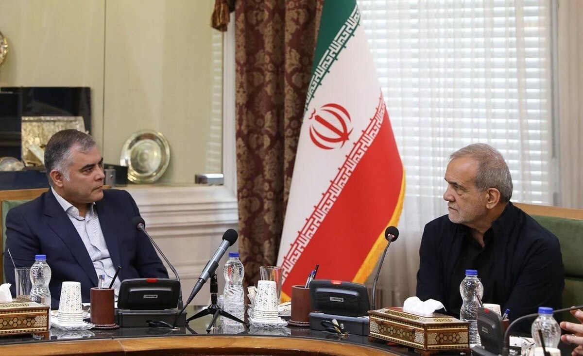 رئیس جمهور ساعتی قبل با حضور در وزارت نفت، ضمن دیدار با وزیر، در جریان آخرین اقدامات این وزارتخانه قرار گرفت.