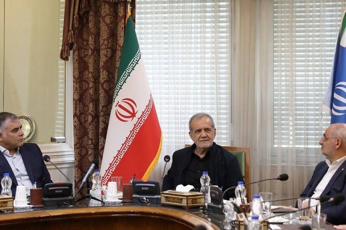 رئیس جمهور از مسئولان وزارت نفت خواست با بررسی‌های دقیق و بهره‌گیری از همه تجارب موجود و نیز بهره‌گیری از نظرات کارشناسان، راهکار‌های مدیریت بهینه عرصه تولید و به خصوص مصرف انرژی را تدوین و ارائه کنند و گفت: در این مسیر همه فرصت‌ها، تهدید‌ها و احتمالات را نیز در نظر بگیرید و پیش‌بینی‌های لازم را انجام دهید؛ امیدوارم زمستان امسال دیگر با مشکل کمبود انرژی مواجه نشویم.