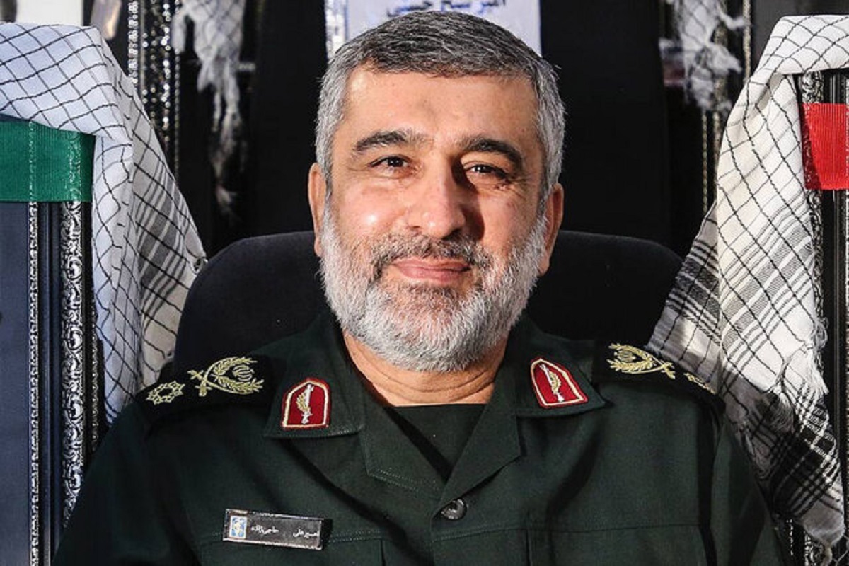 از سردار شهید حاجی زاده سوال می‌شود که حاضرید این لباس پاسداری خود را با حقوق بالاتر، یک ساختمان لوکس و یک زندگی راحت عوض کنید؟ بشنوید از پاسخ سردار شهید حاجی‌زاده.
