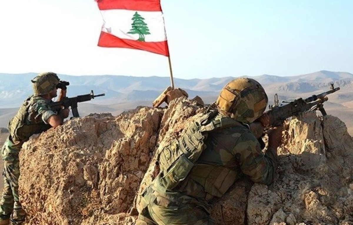 ارتش لبنان در بیانیه‌ای با اشاره به پیگیری اوضاع امنیتی در داخل، ورود عناصر مسلح به این کشور و عقب‌نشینی ارتش از مناطق مرزی در البقاع را تکذیب کرد.
