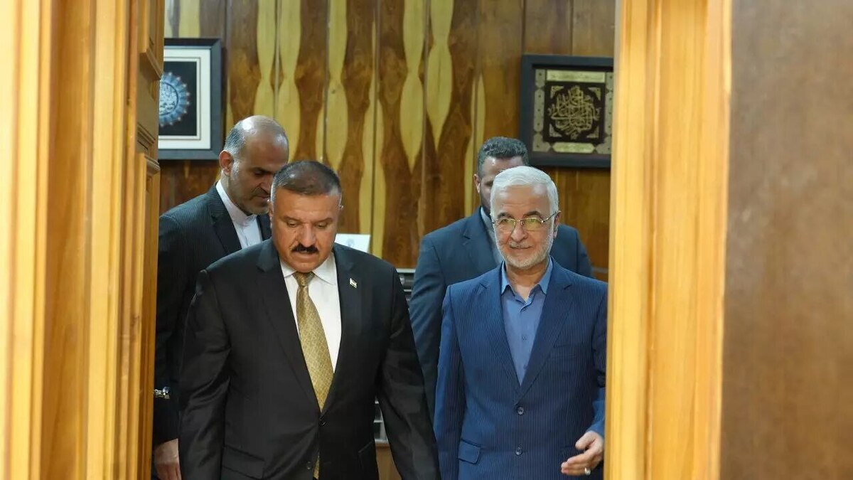 «عبدالامیر الشمری» وزیر کشور عراق دقایقی پیش وارد تهران شد و در فرودگاه مهرآباد، مورد استقبال اسکندر مومنی وزیر کشورمان قرار گرفت.
