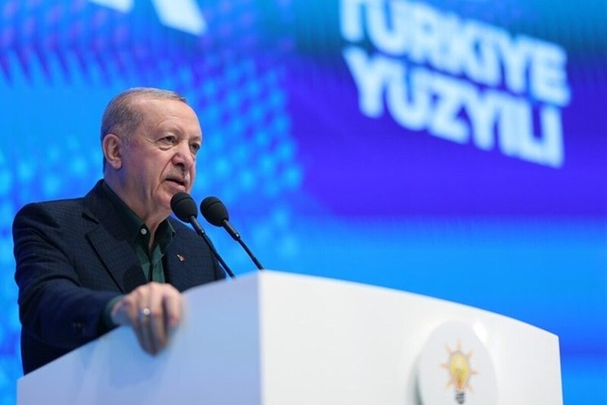 بلومبرگ نوشت: اردوغان به خوبی می‌داند که محیط ژئوپلیتیکی امروز به نفع اوست. او بزرگترین ارتش ناتو را پس از ایالات متحده کنترل می‌کند و در صورت مذاکره برای آتش‌بس با روسیه، ممکن است نیرو‌های حافظ صلح را برای اوکراین فراهم کند.