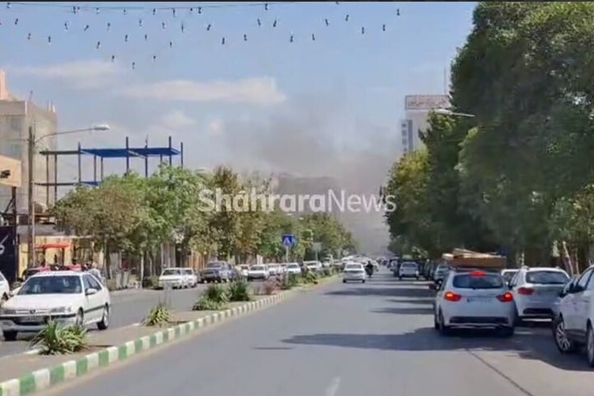 آتش‌سوزی سنگینی که بامداد امروز یکی از مجتمع‌های تجاری واقع در خیابان ۱۷ شهریور مشهد را دربرگرفت، همچنان ادامه دارد.
آتش نشانان همچنان در حال اطفای حریق هستند.