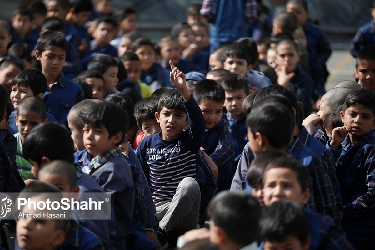 جمعیت دانش‌آموزی ایران به ۱۶ میلیون و ۵۰۶ هزار و ۴۹۳ نفر رسیده است. با وجود جمعیت بالاتر دانش‌آموزان پسر در دوره ابتدایی و متوسطه اول، اما در دوره متوسطه دوم جمعیت آنها به‌یک‌باره کاهش می‌یابد.