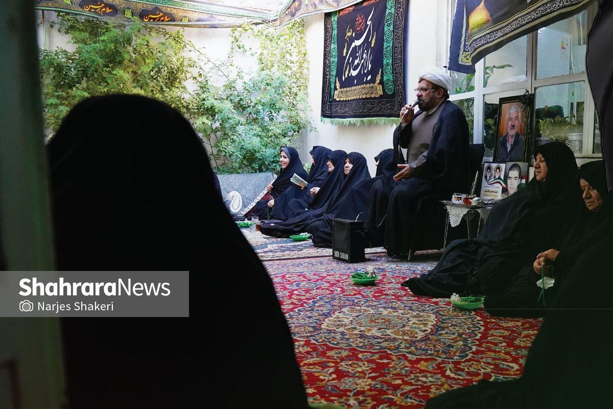گرچه نقل است و‌  می‌شنوم که  آپارتمان نشینی روضه‌های خانگی را  کمتر کرده و  غالبا خانواده‌ها برای عزاداری می‌روند حسینیه و  مسجد، اما هنوز در  برخی محله‌های شهر مشهد، محرم که‌  می‌شود، در  خانه‌ها باز  است.