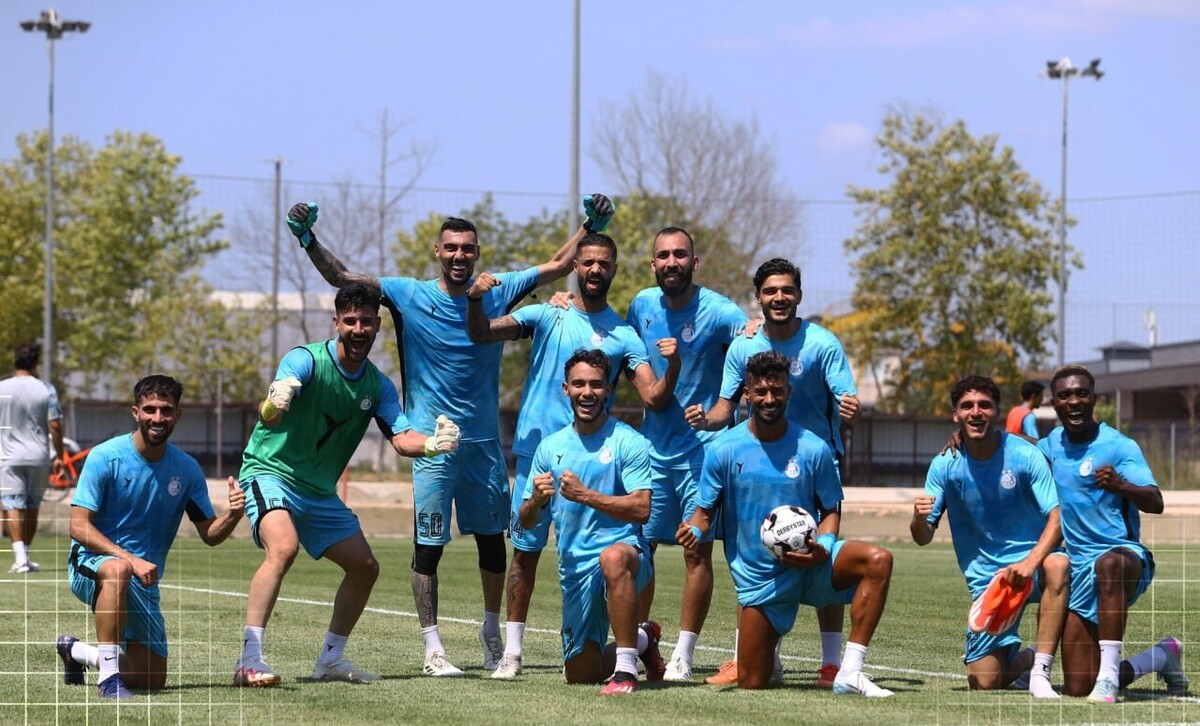 با جدایی کوجو از استقلال عملا فقط یک بازیکن به نام محمدرضا آزادی به عنوان مهاجم تخصصی در اردوی برون مرزی آبی‌ها حضور دارد. استقلال از داشتن دروازه‌بان نیز دراین اردو همچنان محروم است.