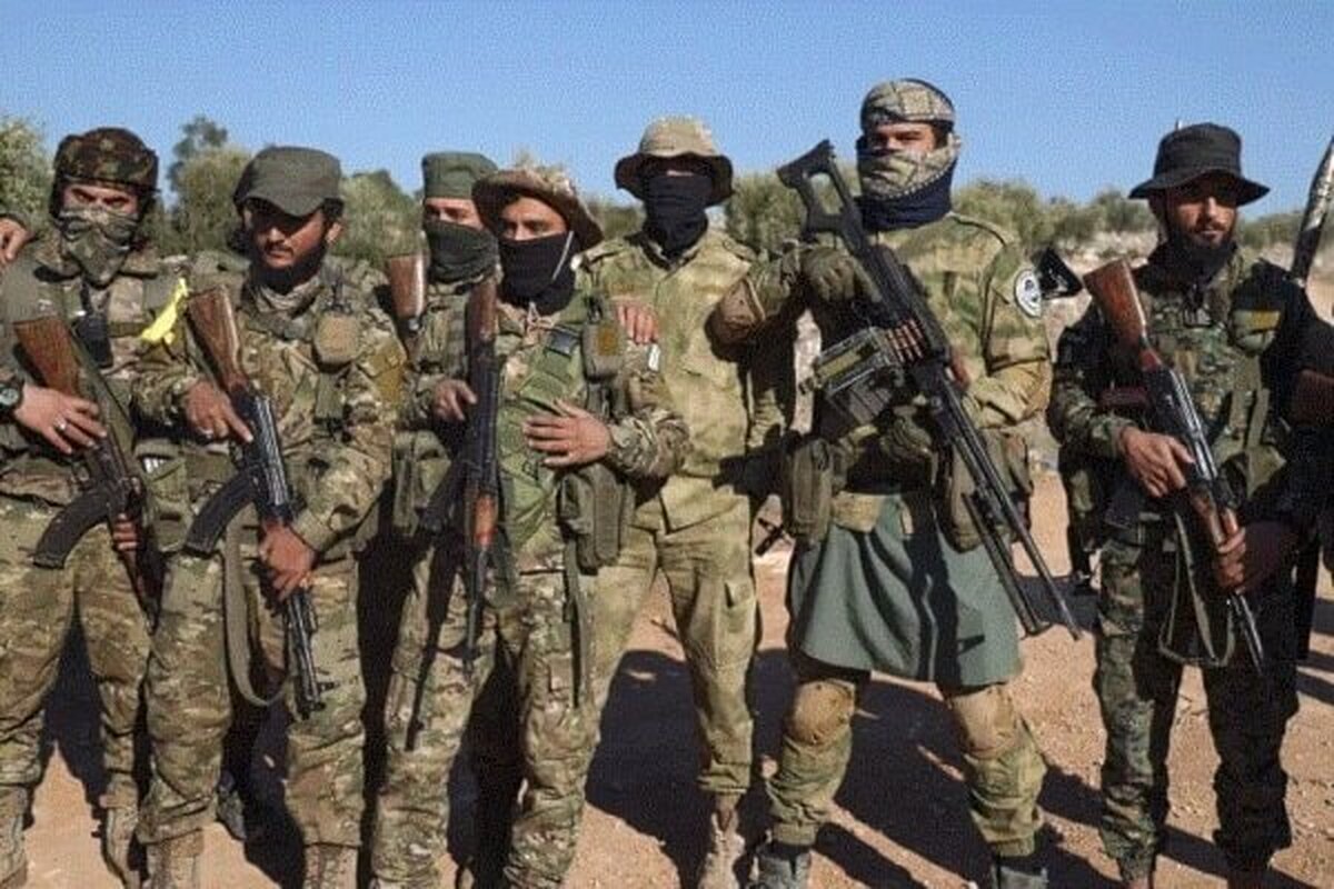 افراد مسلح وابسته به دولت شورشیان سوریه پس‌از بازداشت مردان دروزی برای تحقیر و توهین به آن‌ها سبیلشان را تراشیدند. در فرهنگ دروزی‌ها، سبیل و ریش جایگاهی نمادین دارد و نشانه‌ای از وقار، منزلت اجتماعی و وابستگی به سنت مذهبی است.