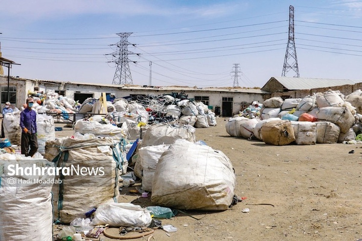 معاون محیط زیست و خدمات شهری شهرداری مشهد از احداث ۲ انبار ضایعات در حریم شهر مشهد در راستای ساماندهی مشاغل مزاحم خبر داد.