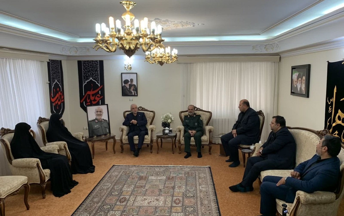 رئیس بنیاد شهید و امور ایثارگران در ادامه دیدار‌هایی که با خانواده شهدای جنگ تحمیلی ۱۲ روزه رژیم صهیونیستی داشت، با خانواده «سردار شهید حسین سلامی» دیدار و گفت‌و‌گو کرد.