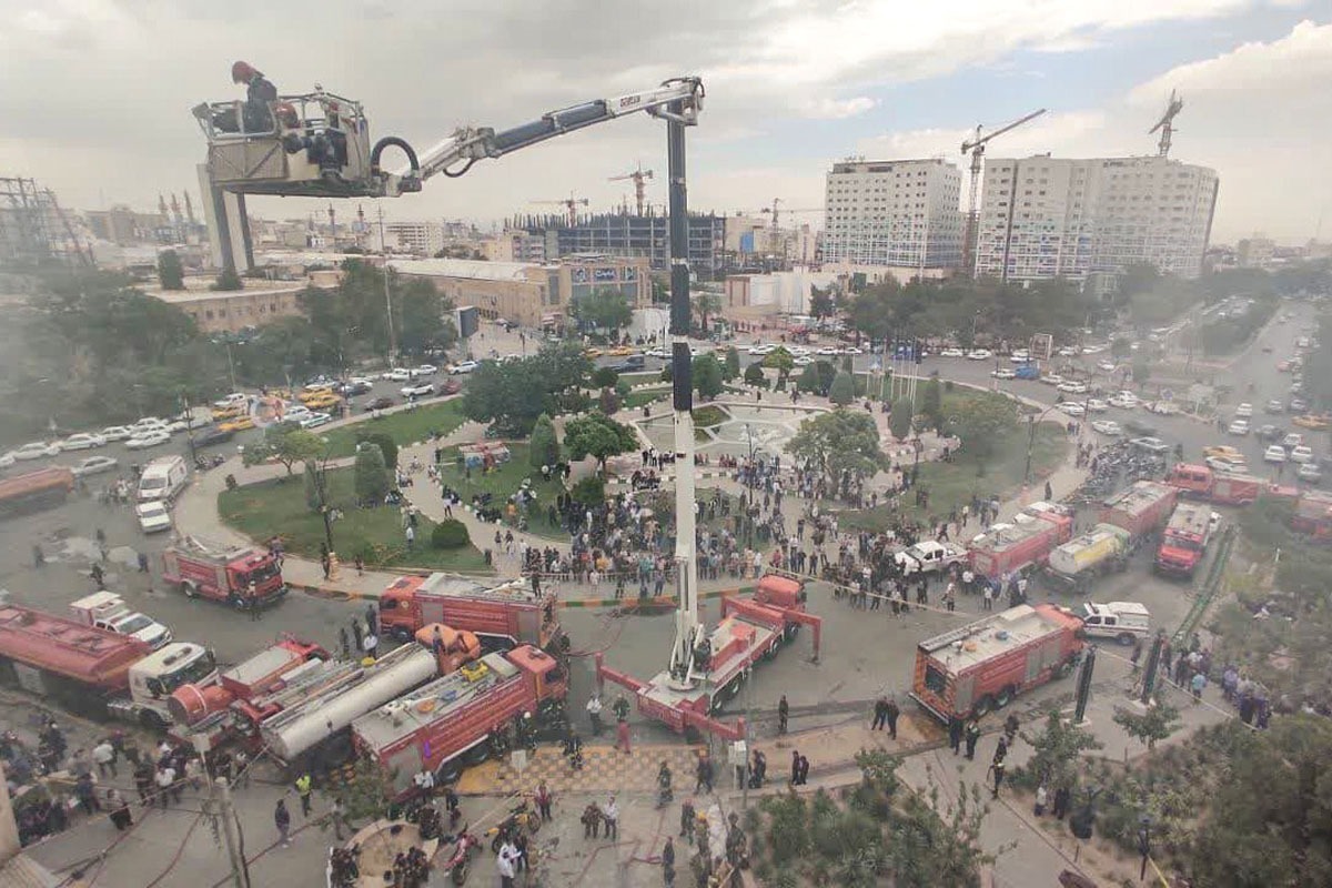 پاساژ قائم در میدان هفده شهریور مشهد، باوجود هشدار‌های مکرر، سوخت و در آستانه تخریب قرار دارد. خبرنگار شهرآرا از آتش سوزی این پاساژ که سوخت و دیگر نیست روایتی از جنس درد دارد.
